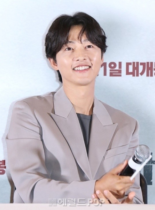 宋仲基正在討論出演《My Youth》男主角