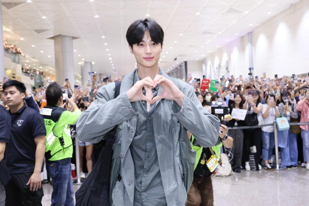 邊佑錫吸引上千粉絲接機