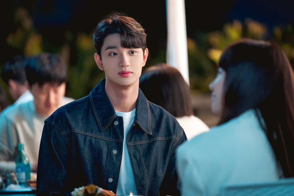 金載原飾演全村貴族都垂涎的完美青年「成道謙」