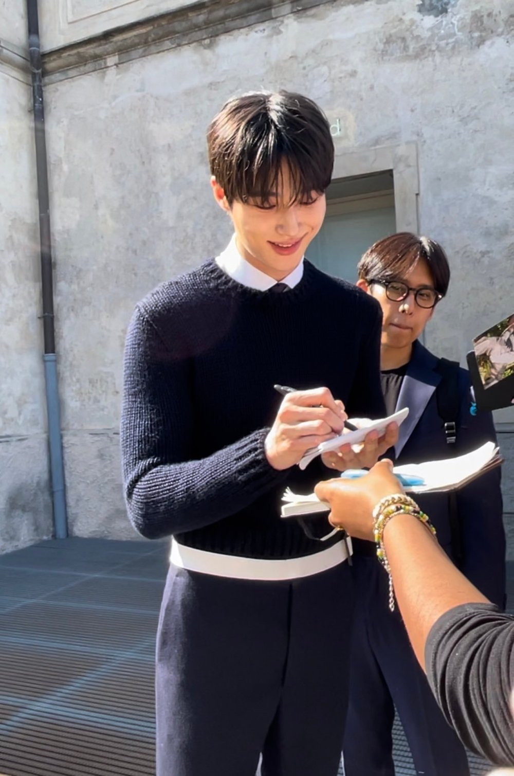 邊佑錫為粉絲簽名