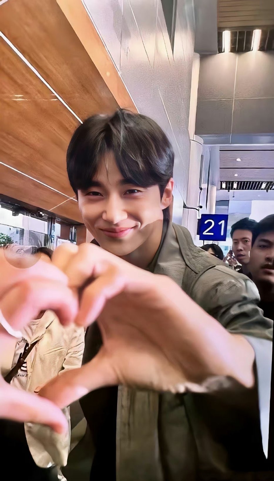 邊佑錫與粉絲比心