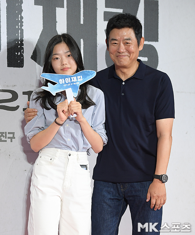 成東鎰帶著16歲女兒成彬出席活動