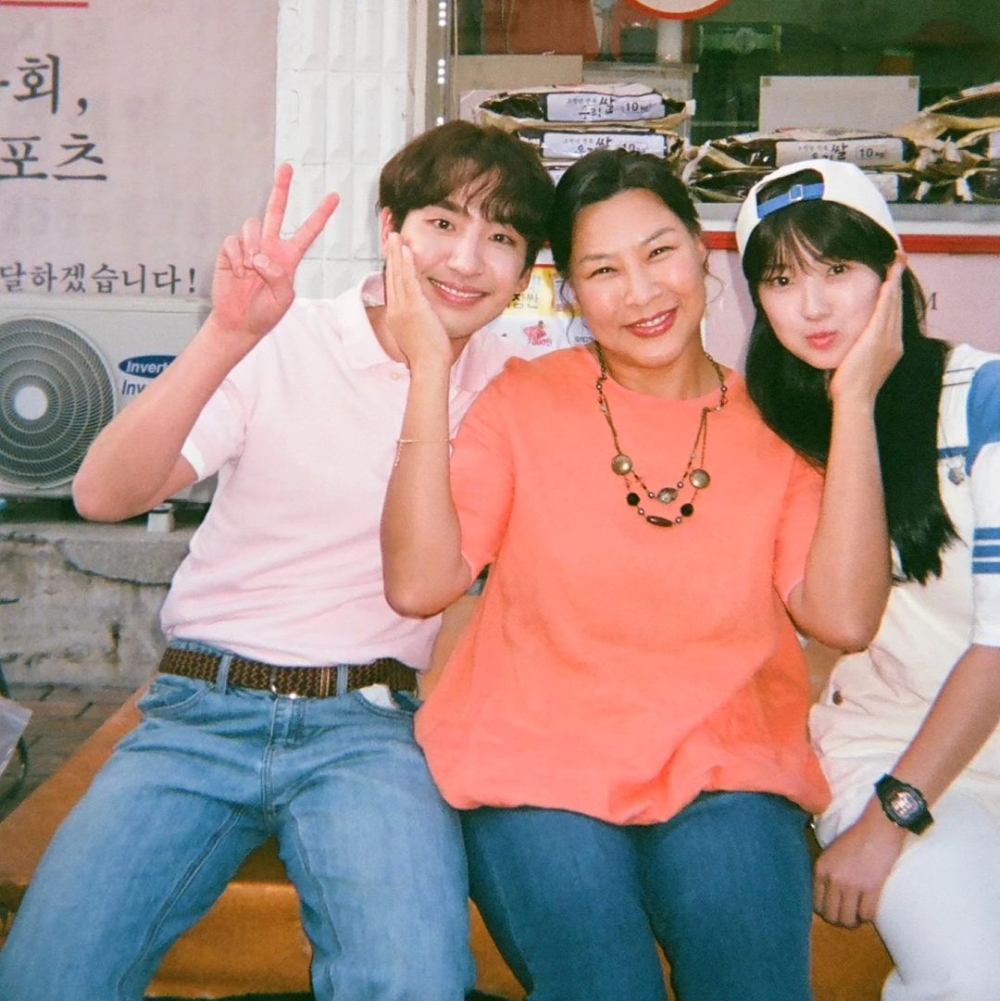 鄭英珠在《背著善宰跑》中與金惠奫飾演母女