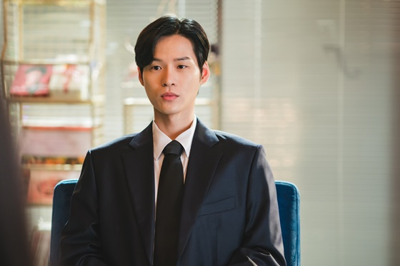 尹志溫澤飾演有自戀症的人氣作家「方俊浩」