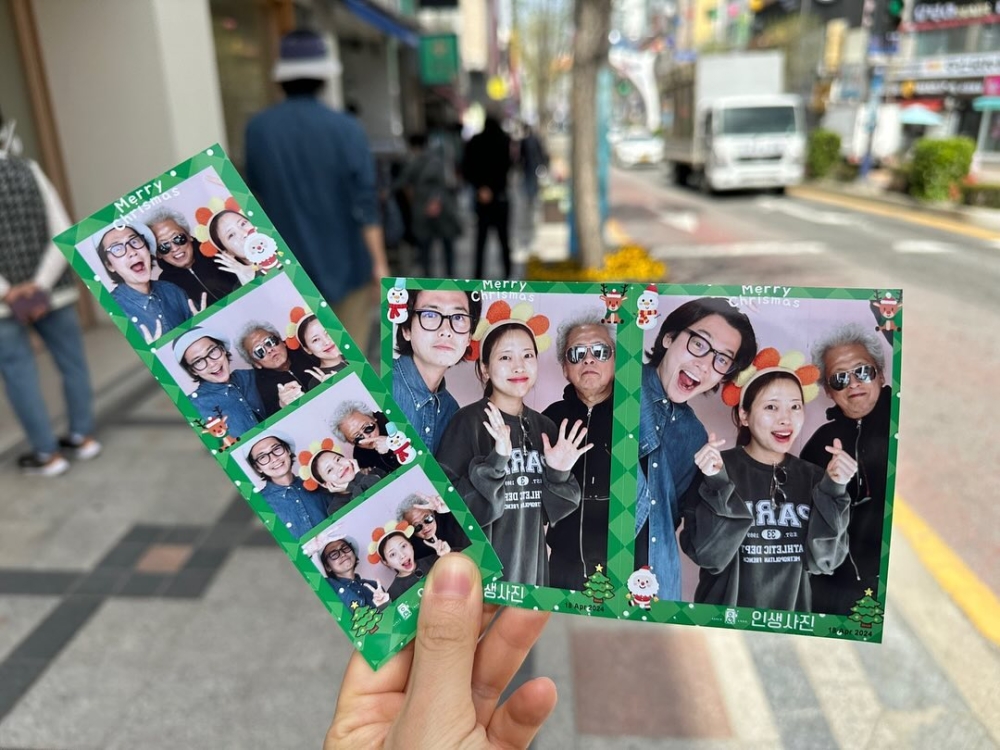 鄭敬淏與父親、妹妹拍攝人生四格