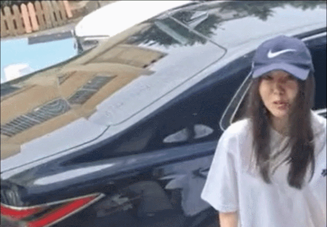閔熙珍穿NewJeans周邊T恤前往警察署