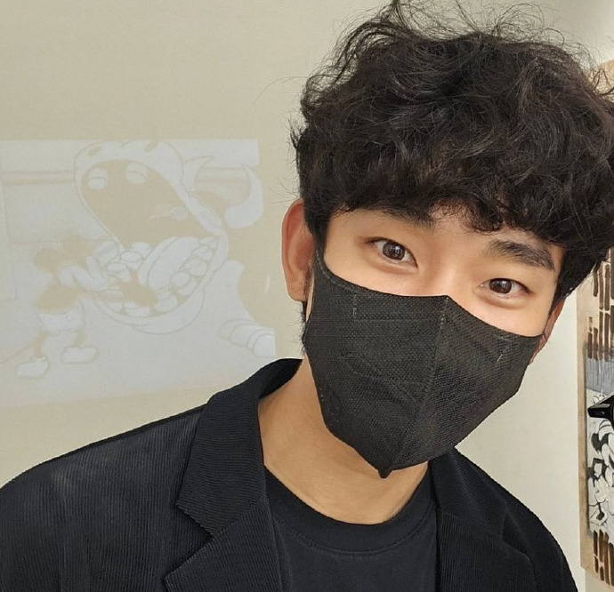 金秀賢自然捲近況引發熱議