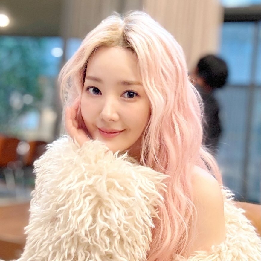 朴敏英公開「粉毛」新造型