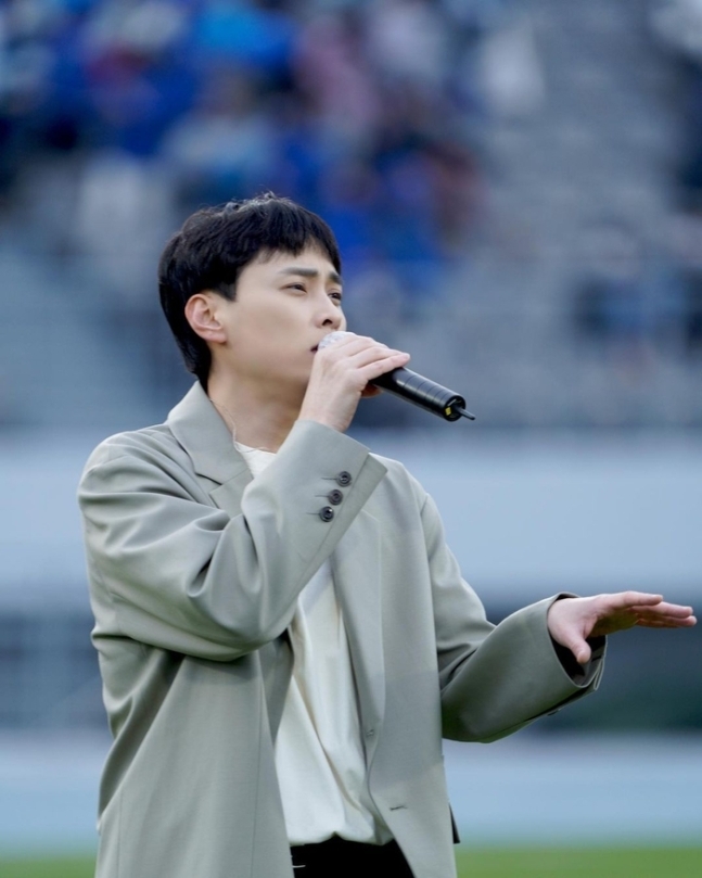 閔庚勳是2003年作為搖滾樂團Buzz主唱出道