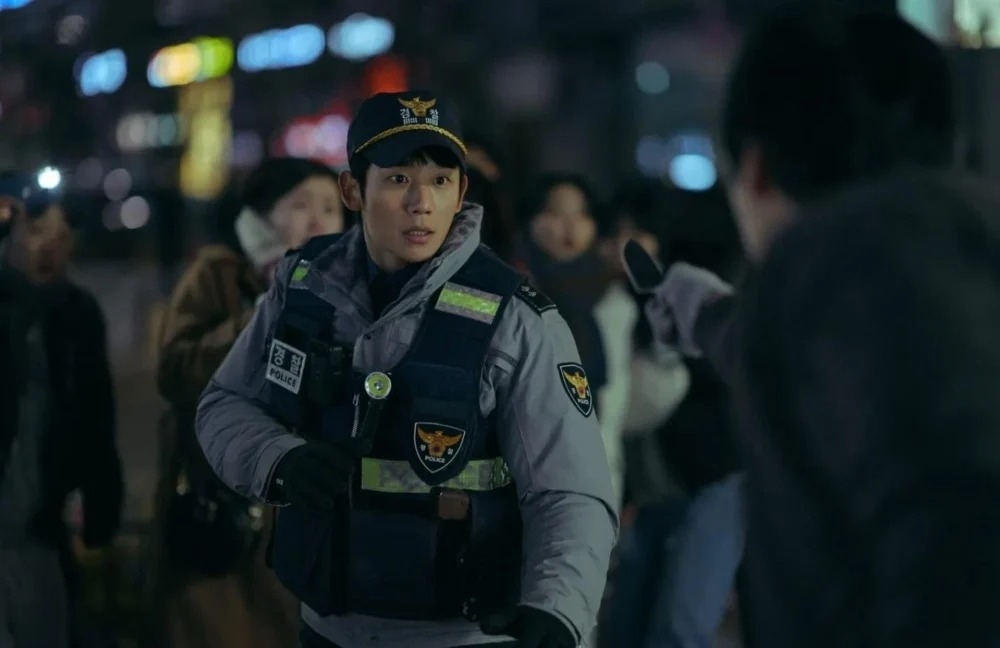 丁海寅飾演暴力犯罪搜查隊中的老么刑警「朴善宇」