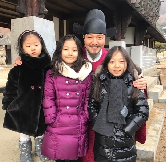 鄭雄仁與三個女兒