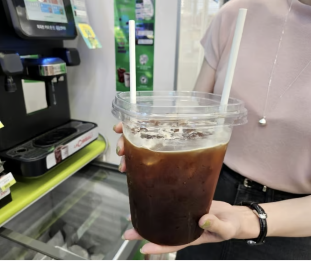 巨無霸冰美式能插兩根吸管