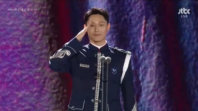 在發表獲獎感言中特別感謝了女友林智妍