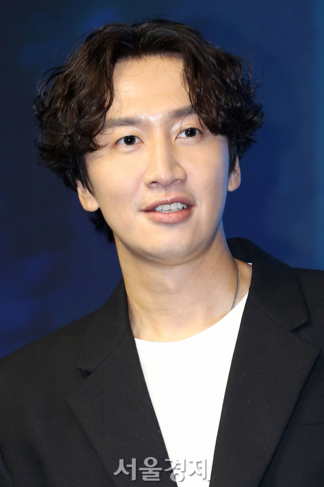 李光洙飾演風險調查者「安振萬」
