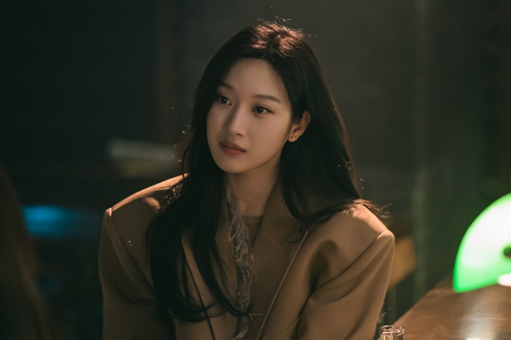 文佳煐飾演龍城百貨企劃部隊長「白修靜」