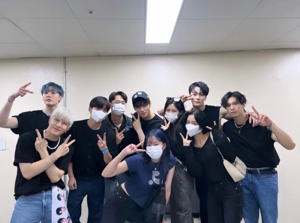 文佳煐、姜旻兒和李相真一起去看車銀優所屬團體Astro的演唱會