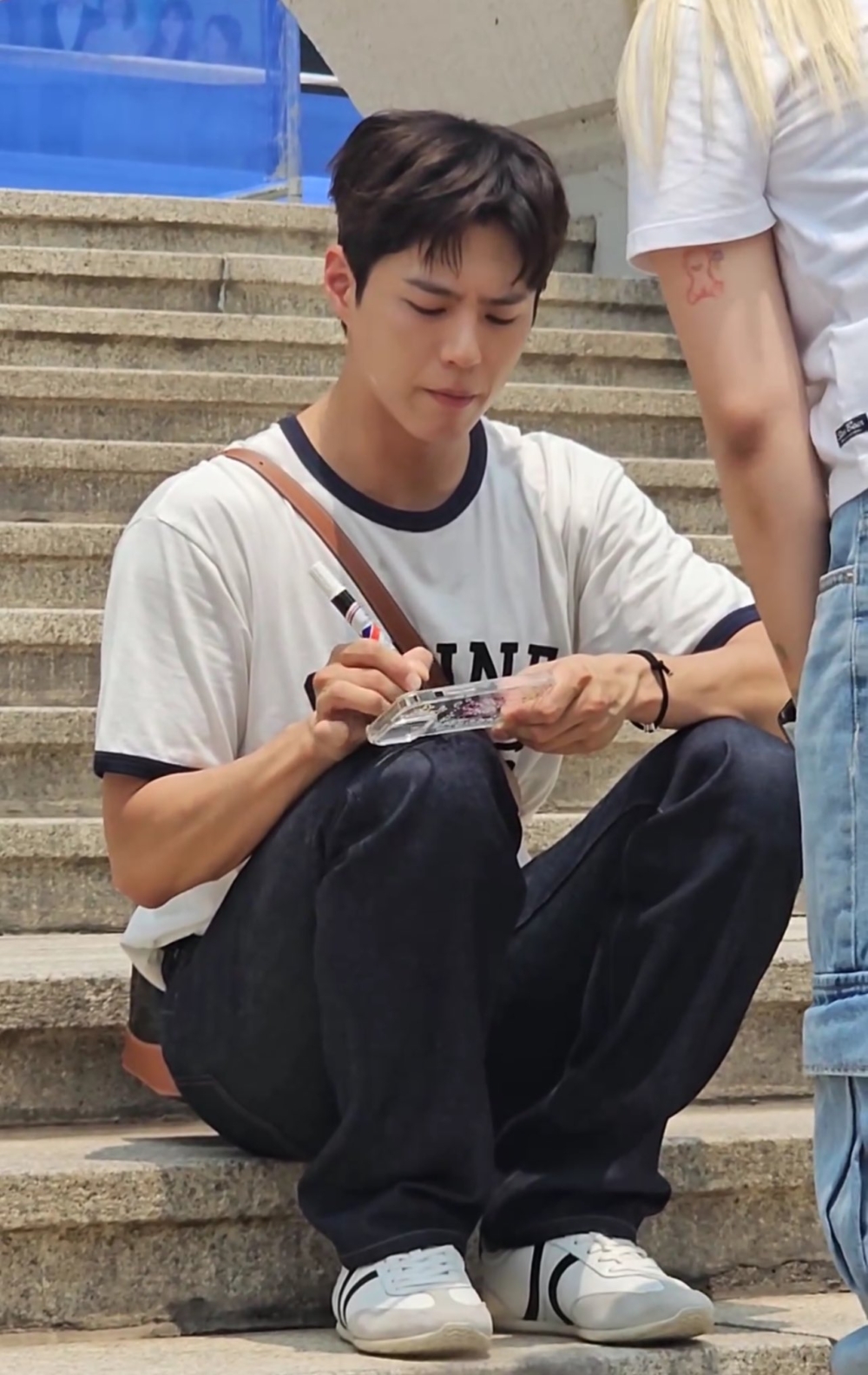 為上百名粉絲送上親筆簽名