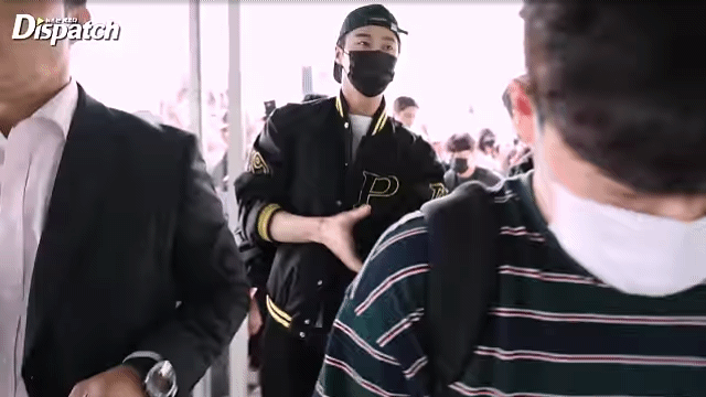 保鑣強行關閉機場出入口