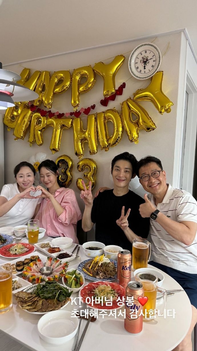 哲賢初雅和宰亨世承的爸媽合影