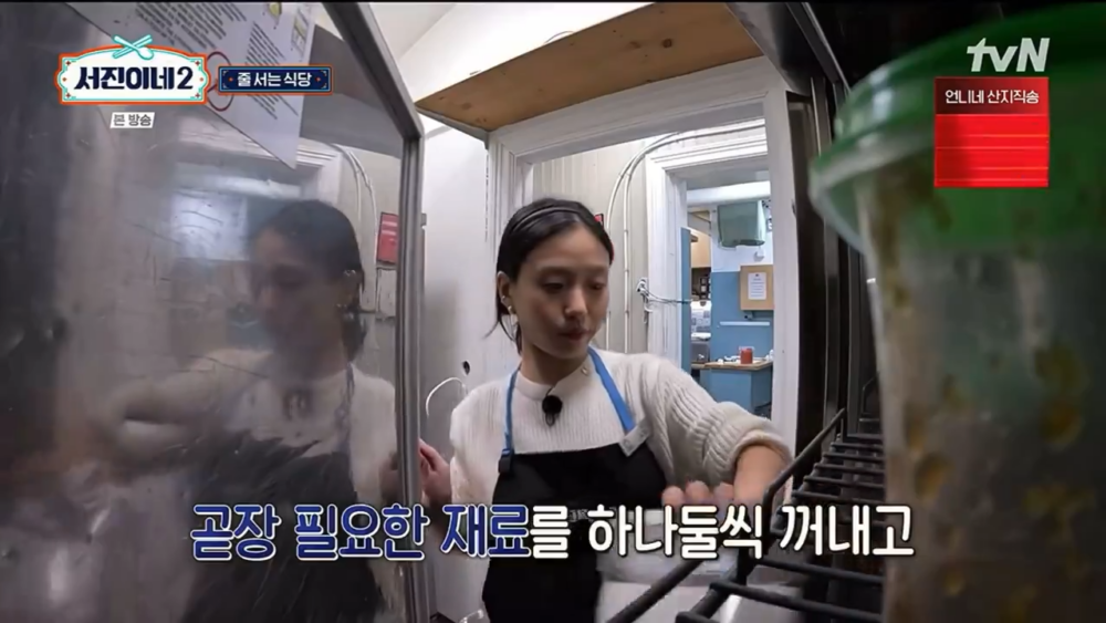  坐下休息不到五分鐘就又站起來拿食材開始工作