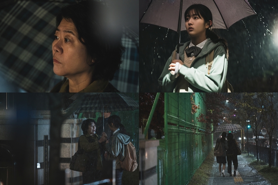 李姃垠在《照明商店》中飾演女高中生的母親