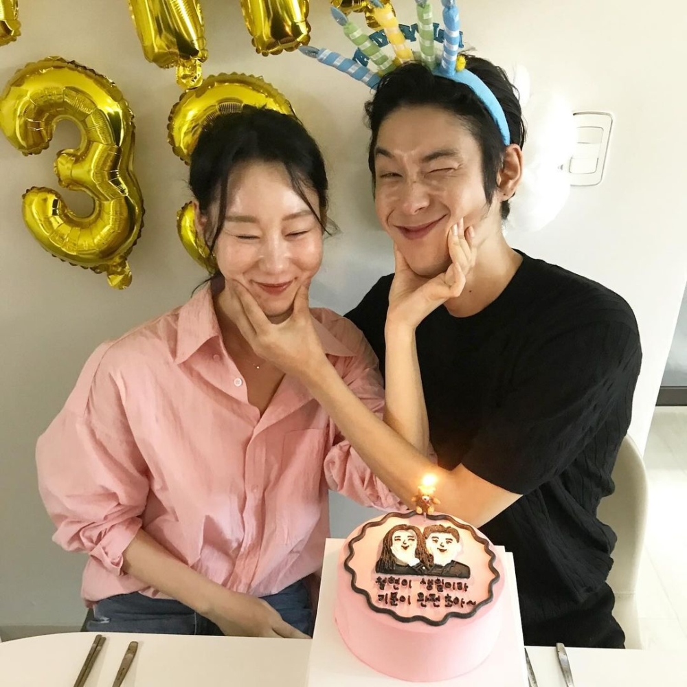 蛋糕寫著「因為是哲賢生日，所以心情非常初雅」