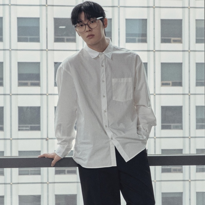 崔顯旭飾演龍城百貨戰略企劃本部本部長「班周延」