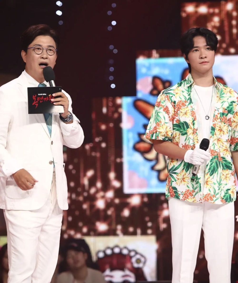 金民律去年7月出演了父親金成柱主持的《蒙面歌王》