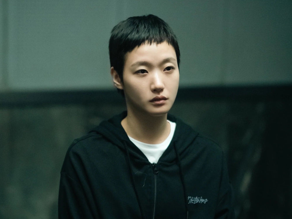 金高銀飾演在安允秀面前出現的神秘人物「慕恩」