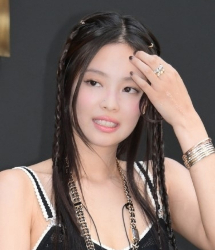 Jennie被爆室內吸煙