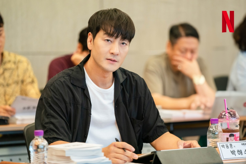 朴海秀將飾演不論面對任何事件都能保持冷靜、信念堅定的檢察官「白東勳」