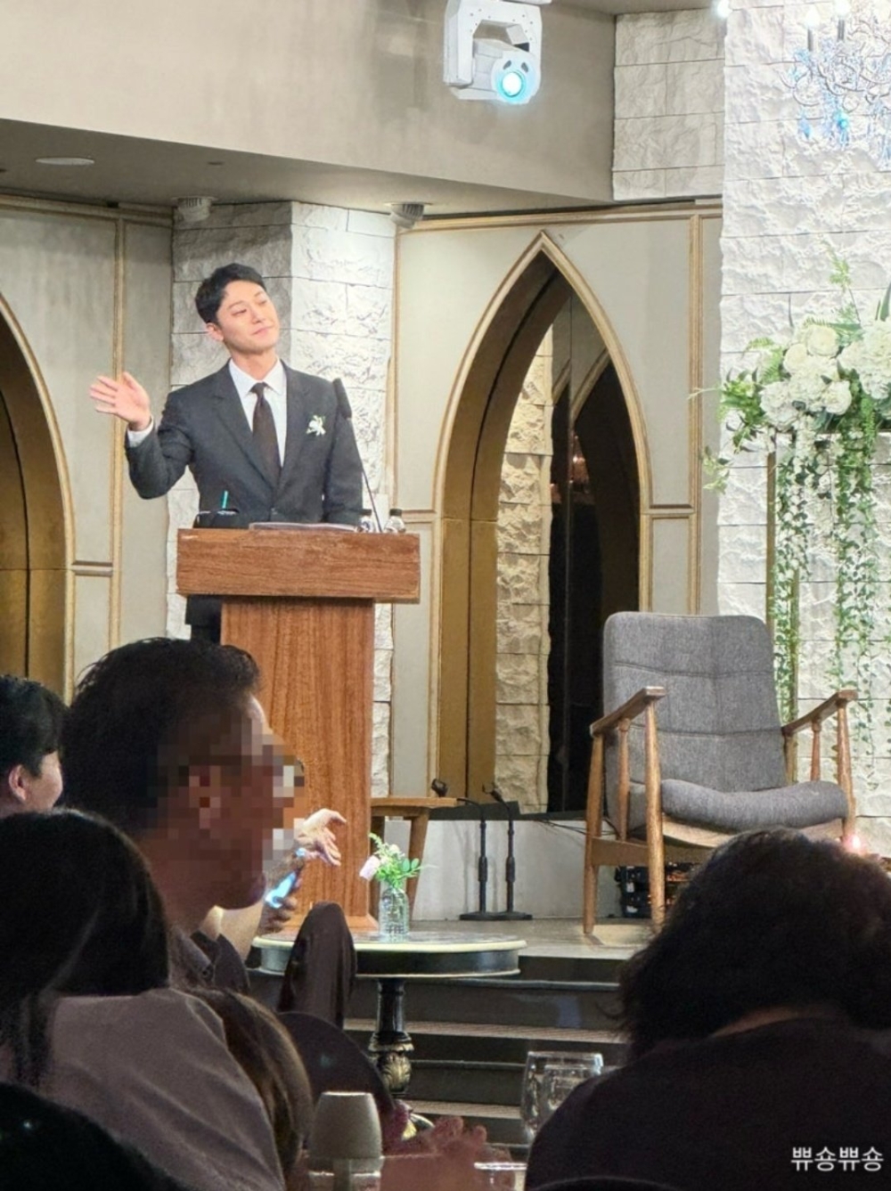 李到晛擔任婚禮主持人