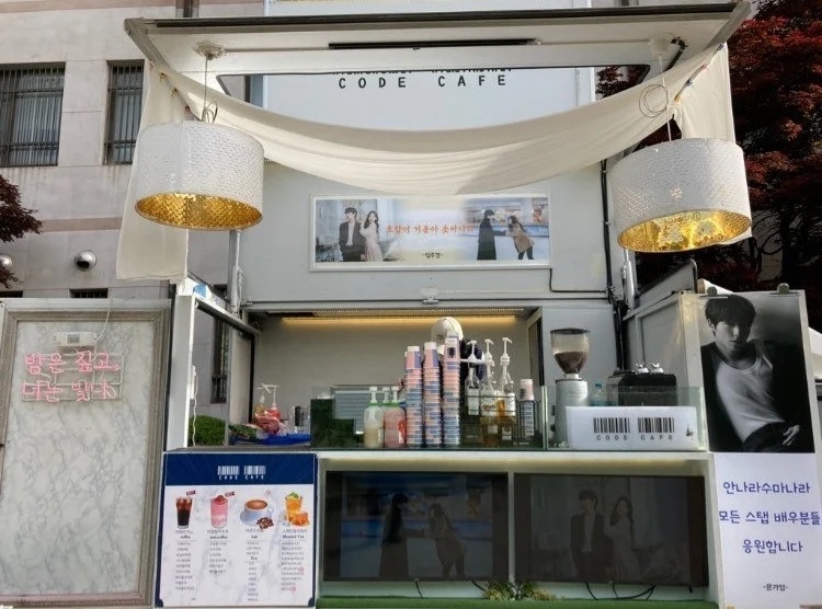 文佳煐為黃寅燁新劇《魔幻之音》送上應援咖啡車