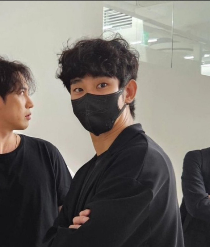 金秀賢自然捲近況引發熱議