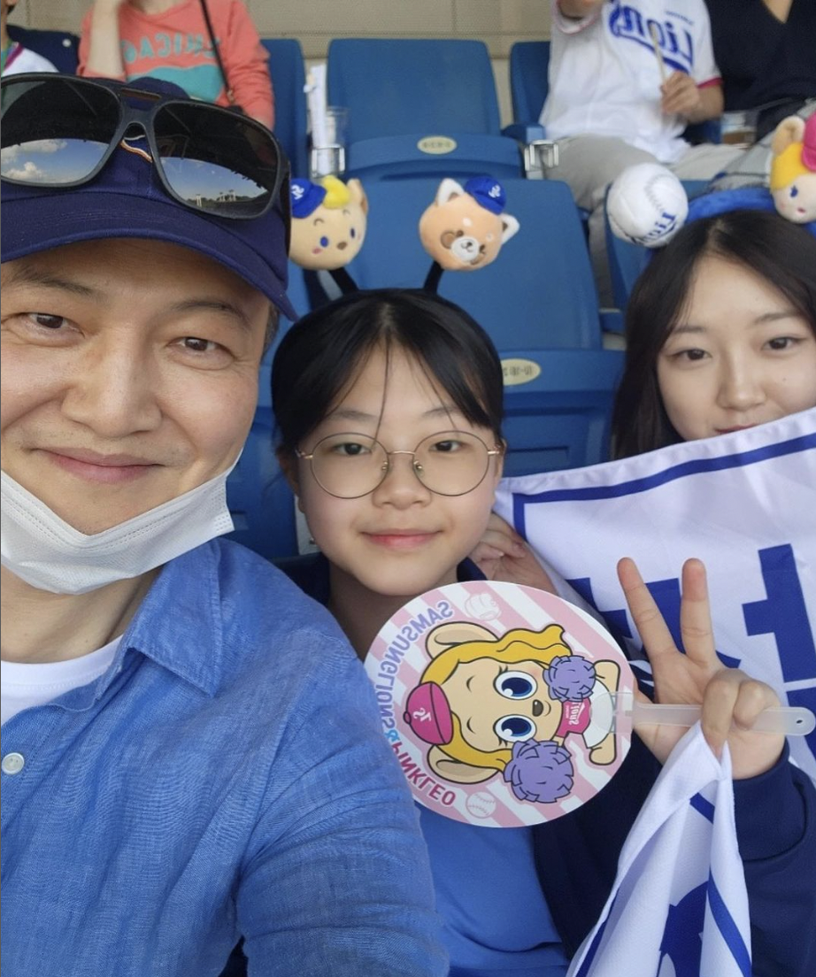 去年鄭雄仁與多允 世允一起去看棒球賽