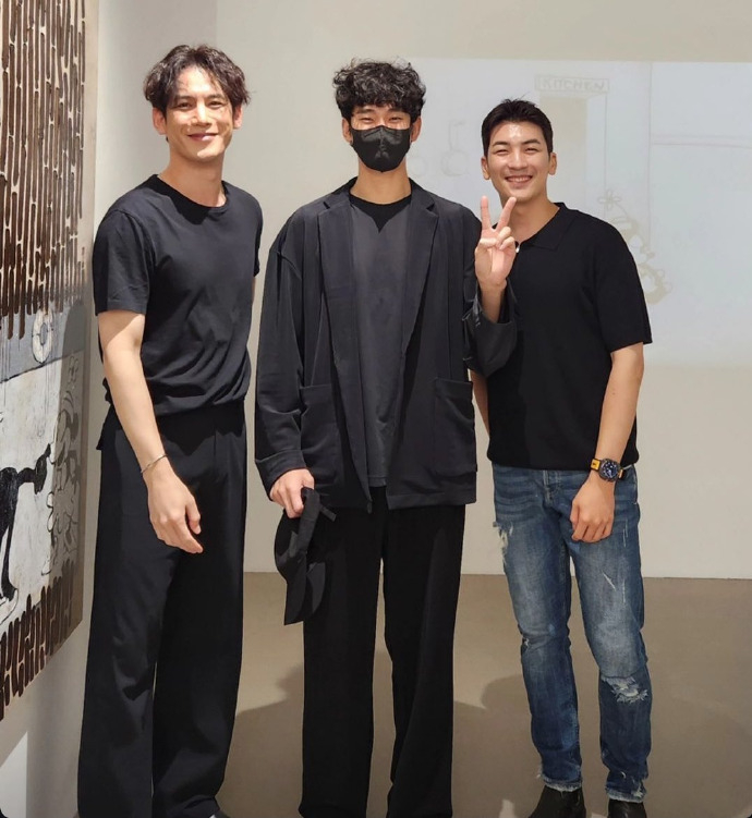 金秀賢參觀朴基雄的展覽