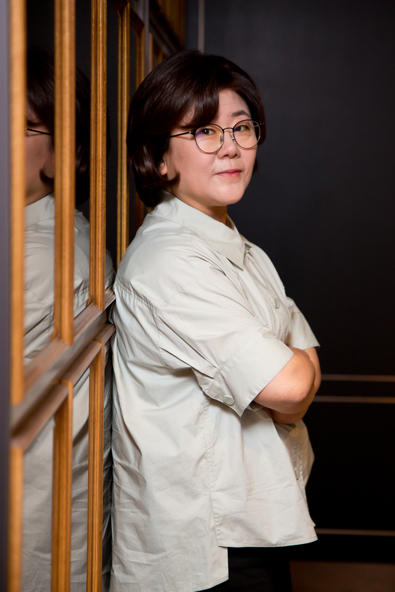 李姃垠則飾演重案組王牌出身的派出所所長「尹普閔」