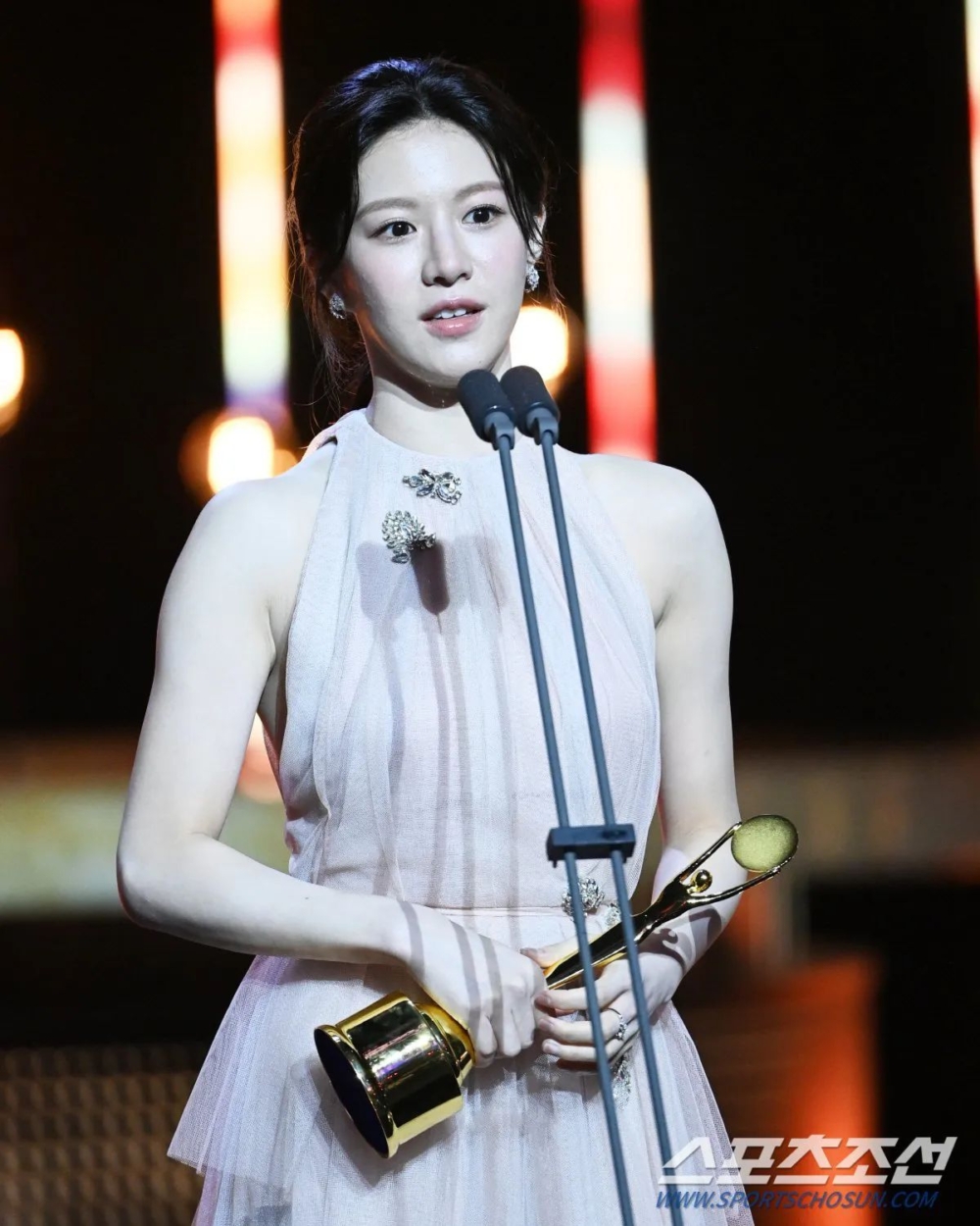 高允貞奪下最佳女子新人