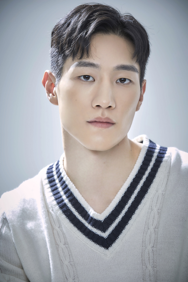 魯尚炫飾演對學業和女人都不感興趣的「 興秀」