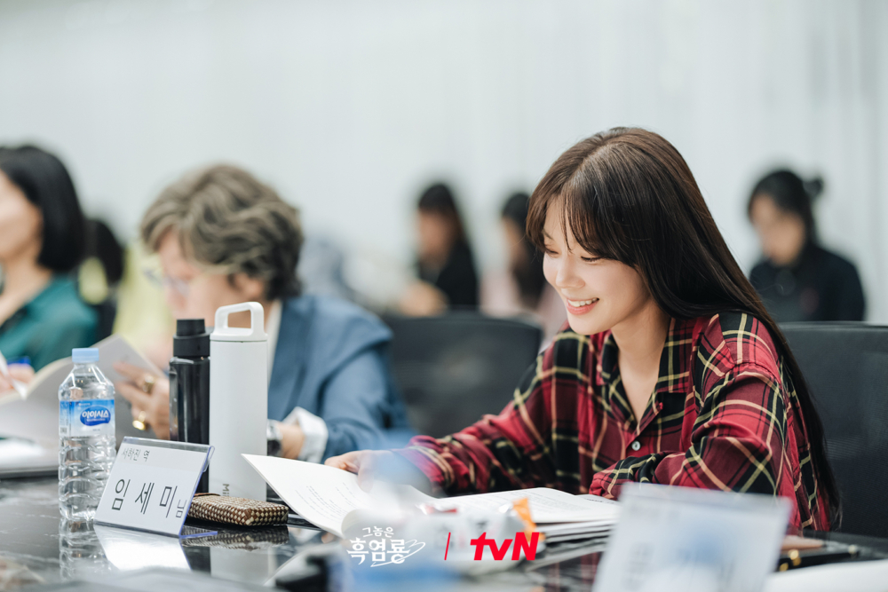 林世美飾演酒吧老闆「徐河珍」