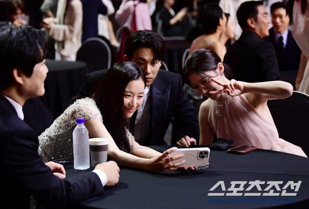 韓孝周、李正河、高允貞一起自拍