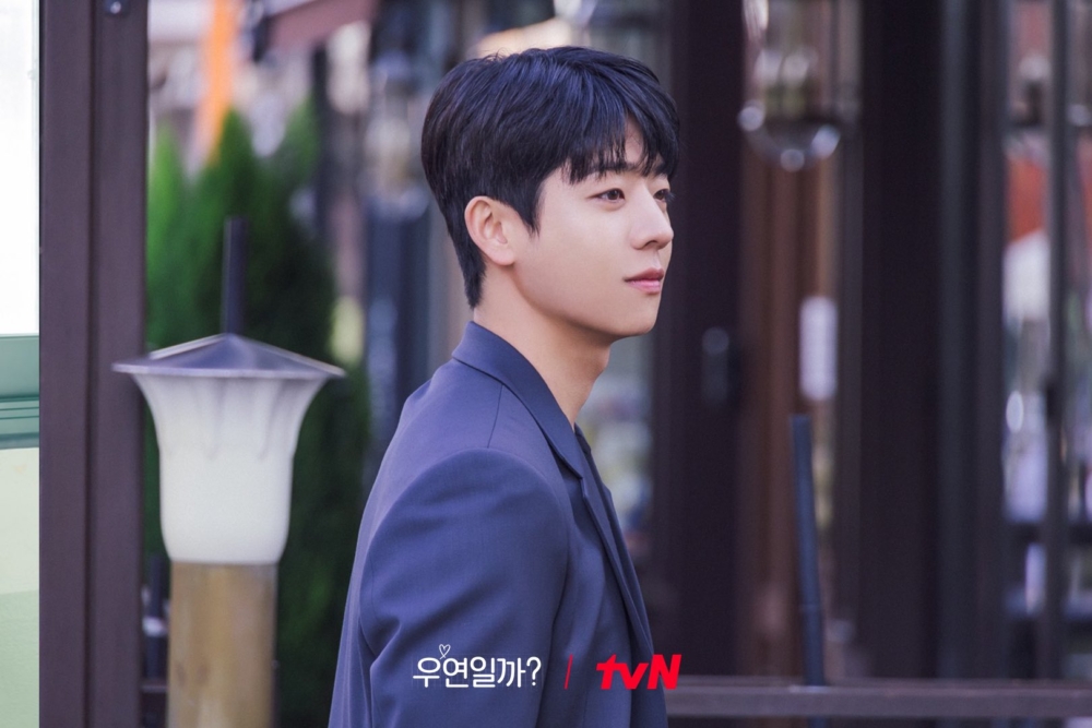 蔡鍾協飾演在美國總公司所屬的財務顧問「姜厚英」