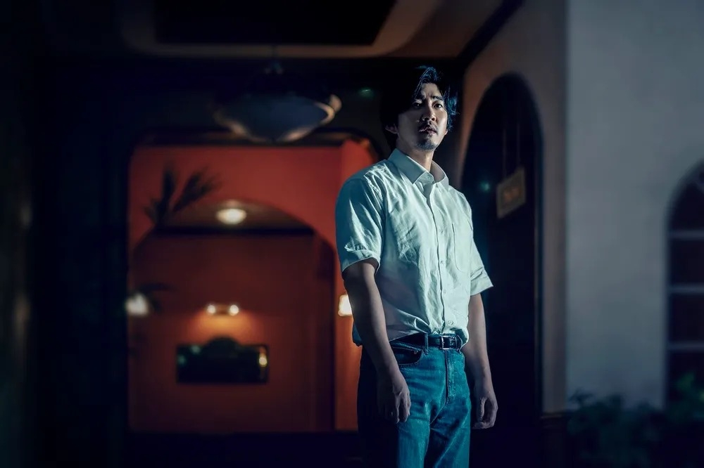 尹啟相飾演前汽車旅館主人「具相俊」