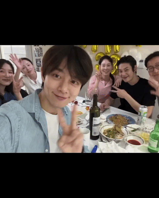 宰亨世承全家與初雅為哲賢慶生