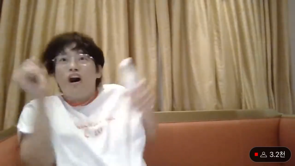 徐仁國在澳門直播時突然嚇一跳