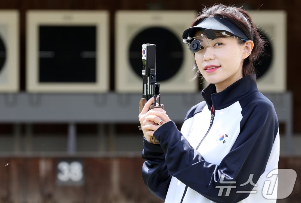 經紀公司Plefil的代表正式宣布與金藝智簽訂了專屬合約