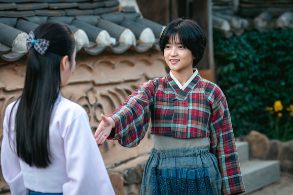 金泰梨飾演擁有聲樂天賦的少女「正年」