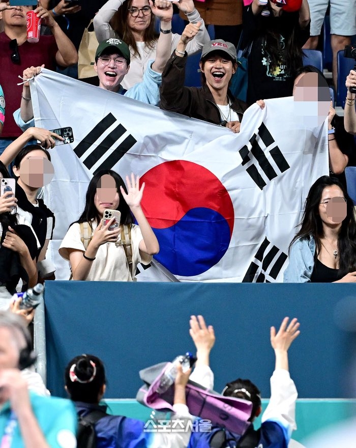 李棟旭和珉豪興奮歡呼