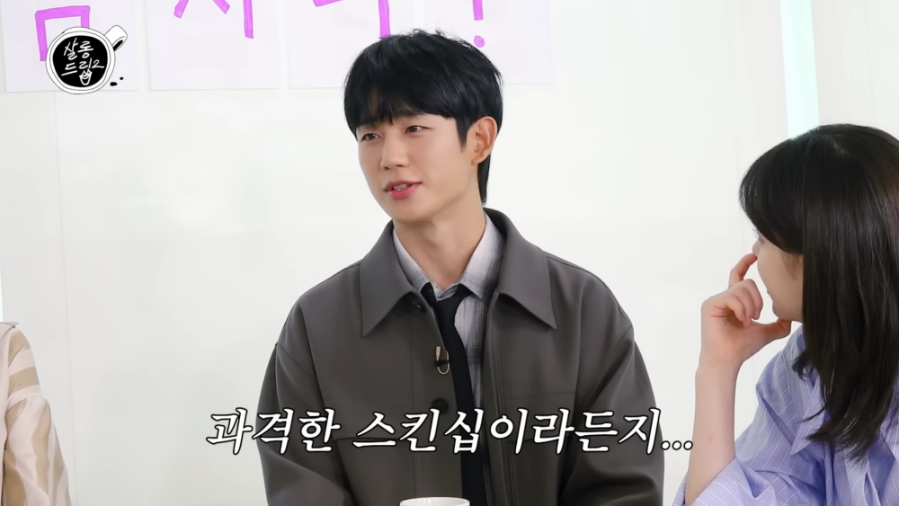 ：會有激烈的肢體接觸，比如腿會抬起來