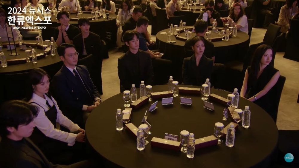 蔡鍾協、金惠奫、卞約漢、金秀賢、高旻示、苞娜坐同一桌